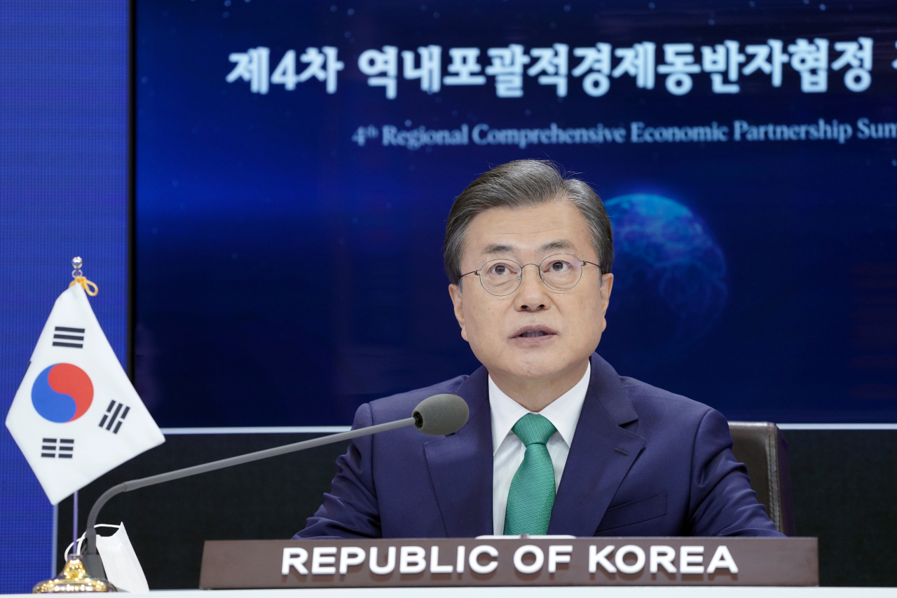 문재인 대통령이 15일 청와대에서 열린 세계 최대규모의 자유무역협정(FTA)인 '역내포괄적경제동반자협정(RCEP)' 정상회의에서 발언하고 있다. [연합]