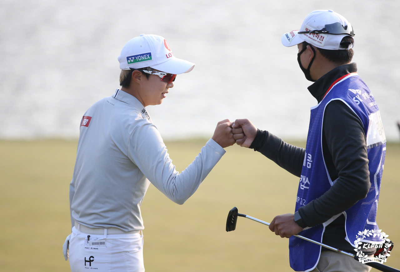 상금왕 등 3관왕에 오른 김효주가 18번홀 경기를 마치며 캐디와 세리머니를 하고 있다./KLPGA 제공