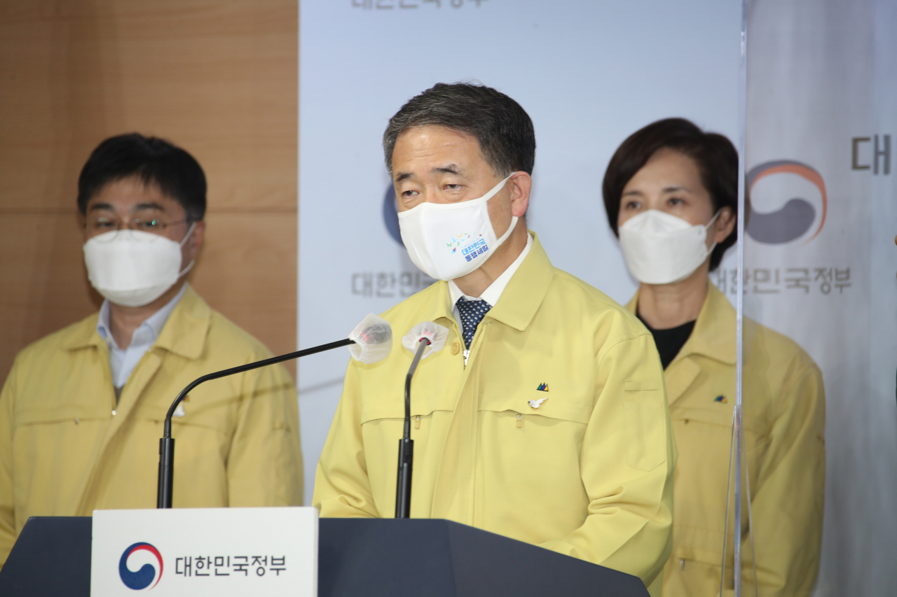 중앙재난안전대책본부 1차장인 박능후 보건복지부 장관과 유은혜 사회부총리 겸 교육부 장관이 15일 정부서울청사 브리핑실에서 코로나19 중대본 회의 결과 브리핑을 하고 있다. [연합]
