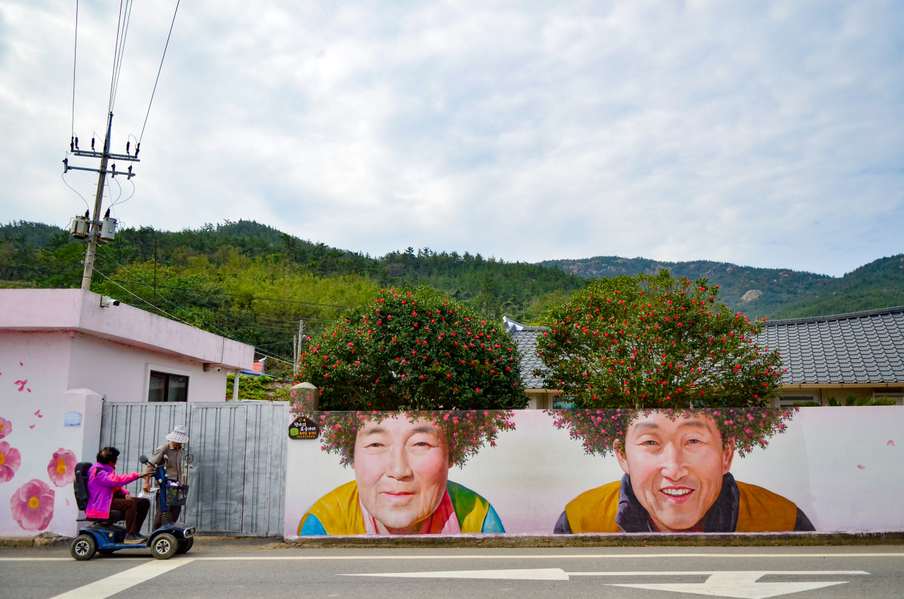 암태도 기동삼거리의 실물 동백 파마 주민 실제얼굴 벽화