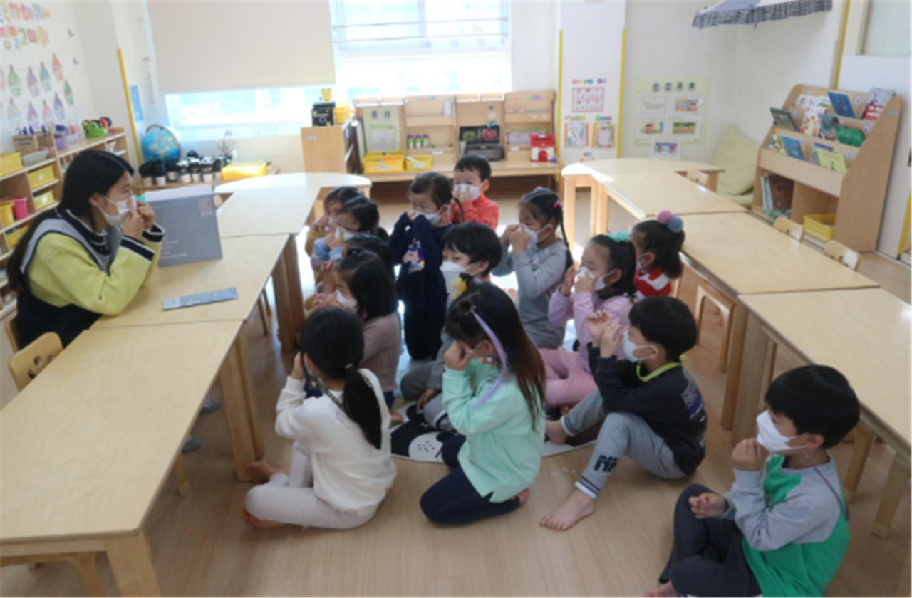 어린이집교사가 미세먼지 마스크 착용법과 주의사항을 교육하고 있다. [성남시 제공]