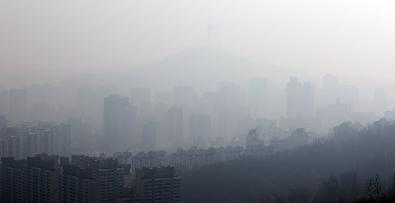 서울 등 수도권 미세먼지 농도가 '나쁨' 수준을 보인 지난 15일 휴일을 맞아 서울 서대문구 안산자락길에서 바라본 도심 하늘에 미세먼지가 드리워져 있다. [연합]
