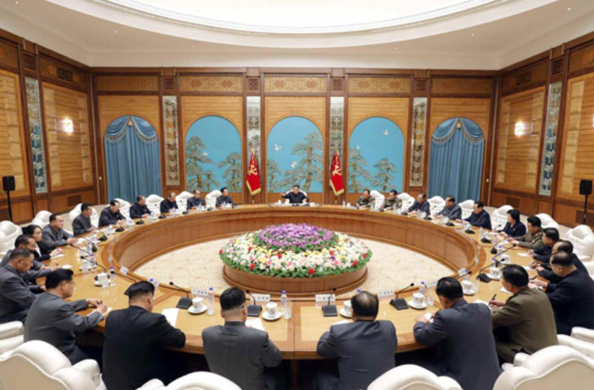 북한 노동당 기관지 노동신문은 16일 김정은 국무위원장이 전날 주재한 당 정치국 확대회의에서 평양의학대학 당위원회의의 ‘엄중한 범죄행위’와 코로나19 방역 강화 등을 논의했다고 보도했다. 회의에는 김 위원장의 여동생 김여정 당 제1부부장을 비롯한 당 정치국 상무위원회 위원들과 위원, 후보위원 등이 참석했다. [헤럴드DB]