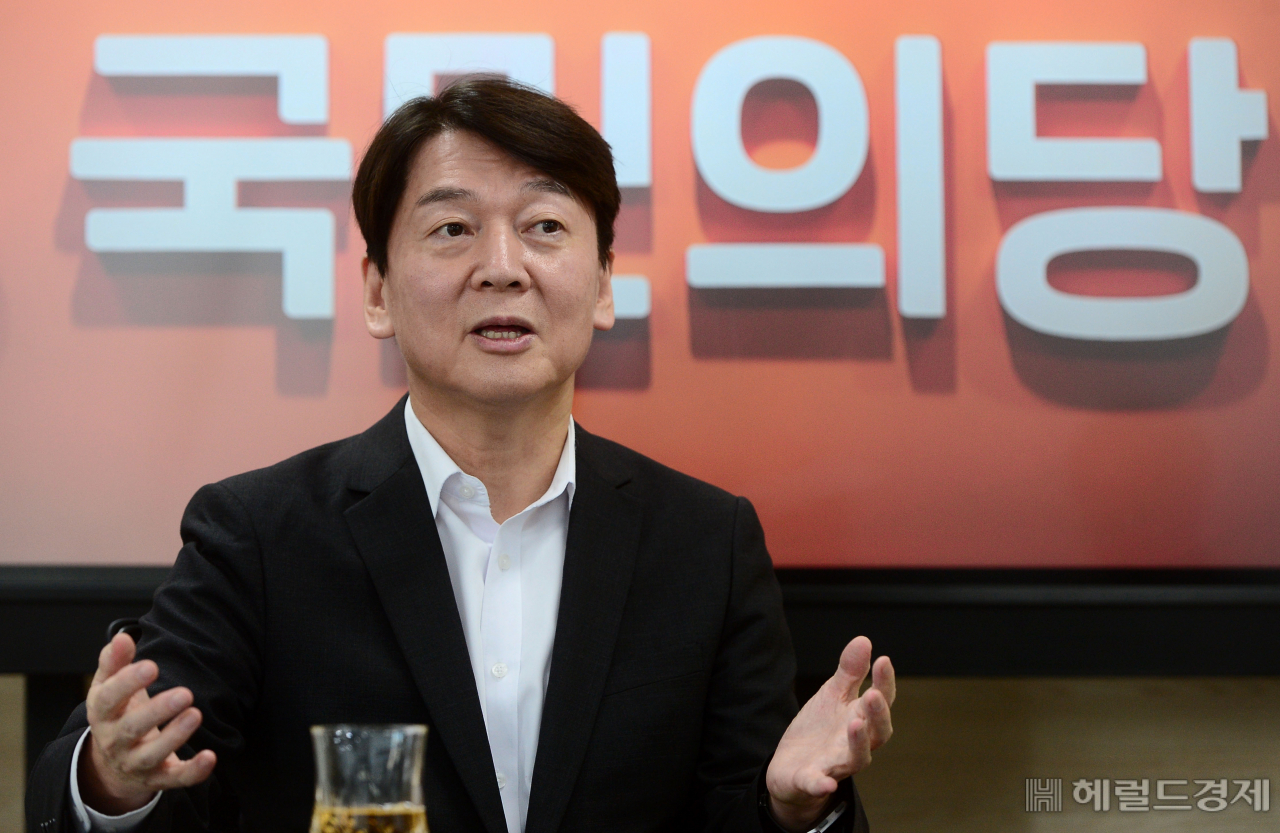 안철수 국민의당 대표가 지난 13일 서울 영등포구 국민의당 당사에서 헤럴드경제와 인터뷰를 하고 있다. [이상섭 기자/babtong@heraldcorp.com]