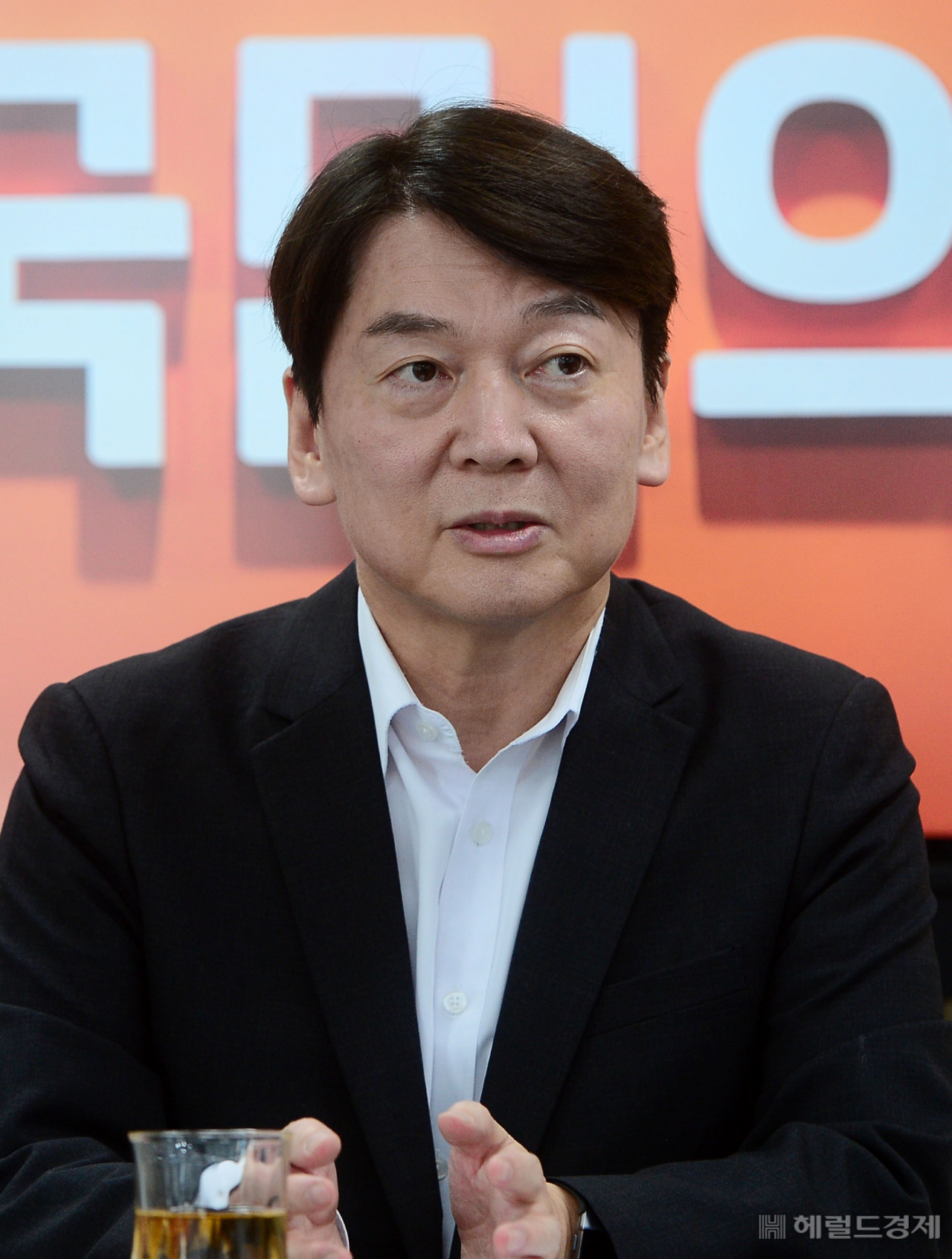 안철수 국민의당 대표가 지난 13일 서울 영등포구 국민의당 당사에서 헤럴드경제와 인터뷰를 하고 있다. [이상섭 기자/babtong@heraldcorp.com]