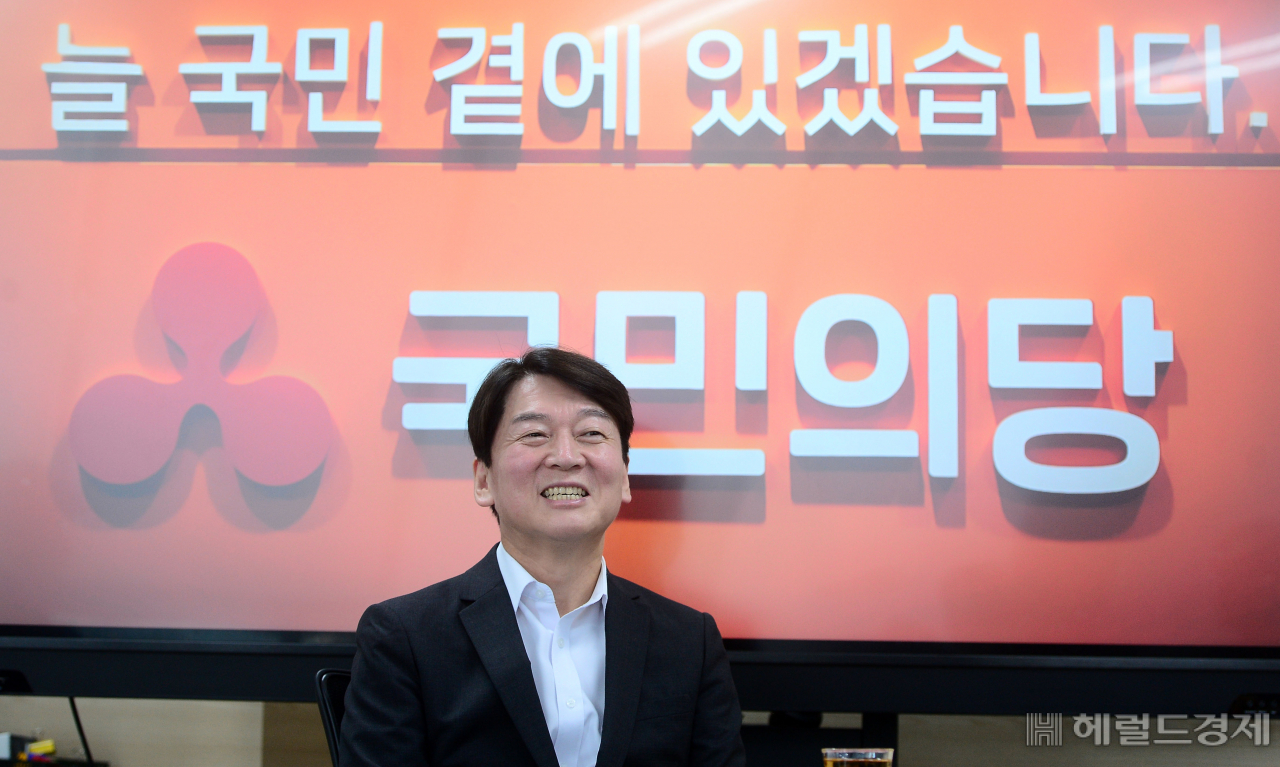 안철수 국민의당 대표가 지난 13일 서울 영등포구 국민의당 당사에서 헤럴드경제와 인터뷰를 하고 있다. [이상섭 기자/babtong@heraldcorp.com]