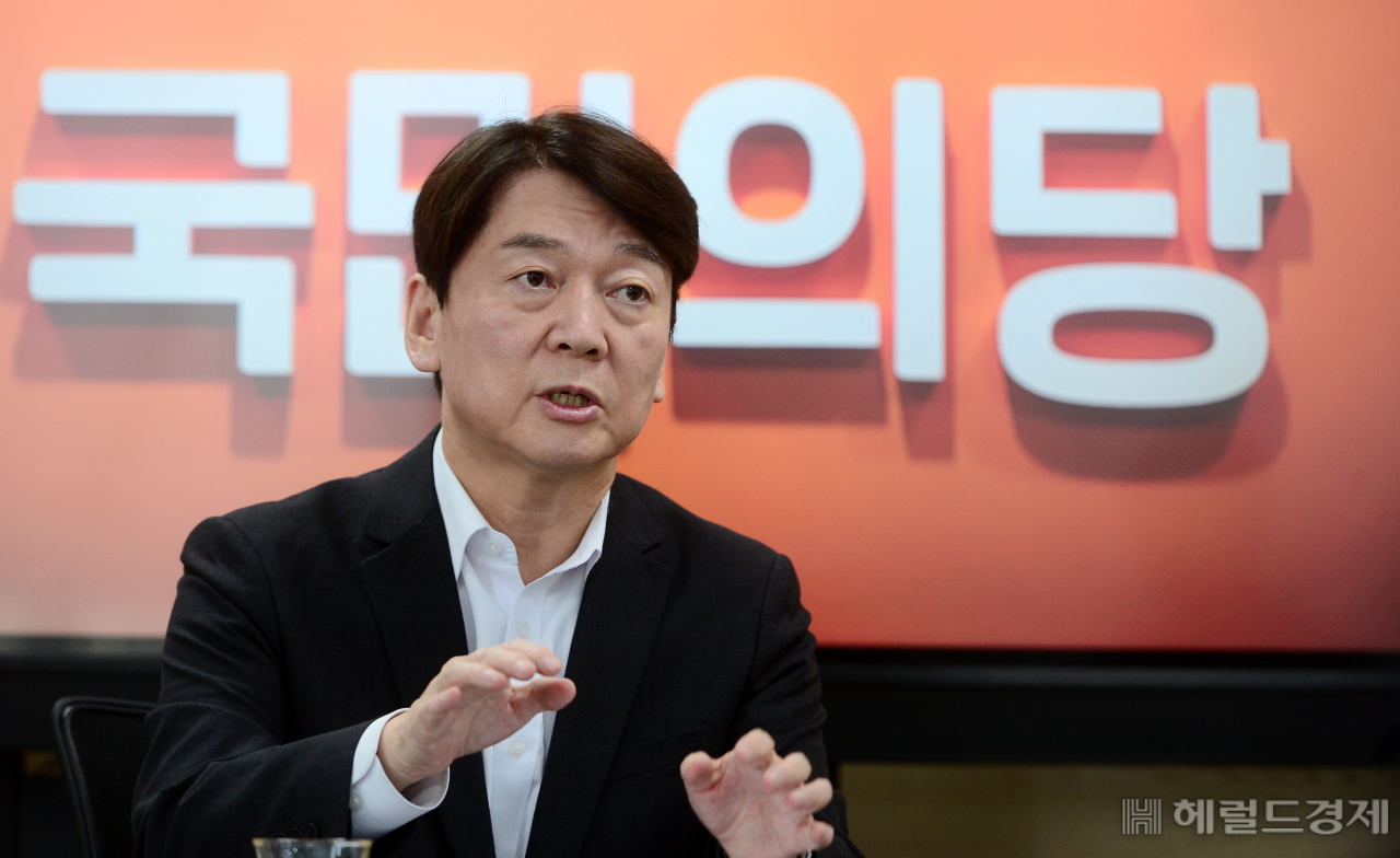 안철수 국민의당 대표가 지난 13일 국회 영등포구 국민의당 당사에서 헤럴드경제와 인터뷰를 하고 있다. [이상섭 기자/babtong@heraldcorp.com]