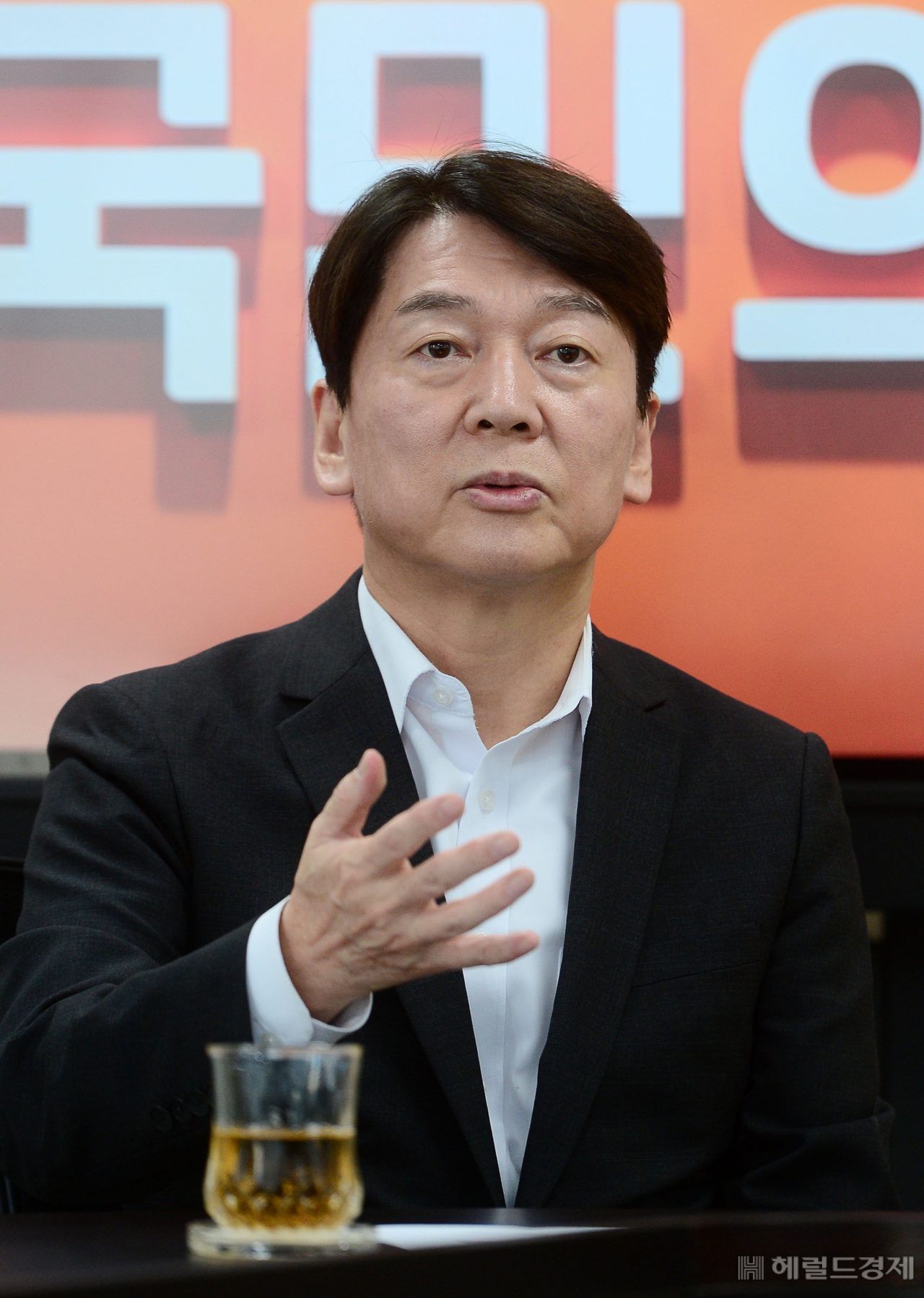 안철수 국민의당 대표가 지난 13일 국회 영등포구 국민의당 당사에서 헤럴드경제와 인터뷰를 하고 있다. [이상섭 기자/babtong@heraldcorp.com]