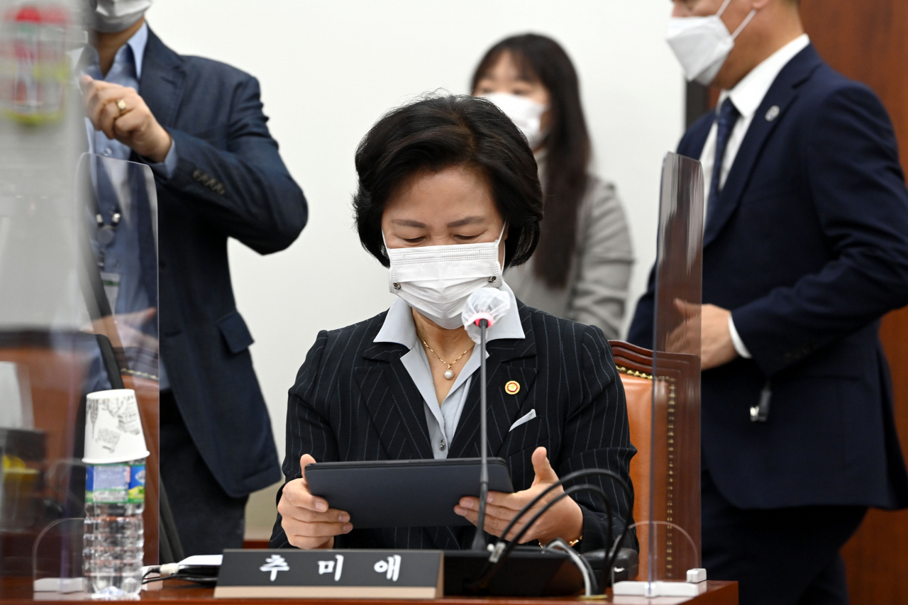 추미애 법무부 장관이 13일 오전 서울 여의도 국회에서 열린 공수처장후보추천위원회 2차회의에 참석, 자료를 살펴보고 있다. [연합]
