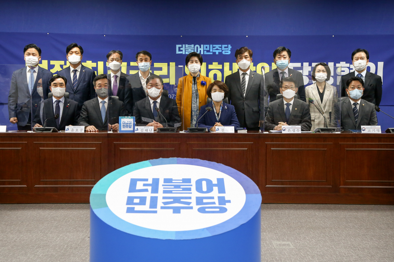 더불어민주당 김태년 원내대표와 은성수 금융위원장 등이 16일 국회에서 열린 법정 최고금리 인하방안 당정협의에 앞서 기념촬영하고 있다. 연합뉴스