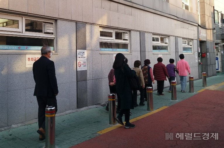 신당데이케어센터 앞에 차도와 보행로를 분리하는 볼라드가 설치돼 있다. [중구 제공]