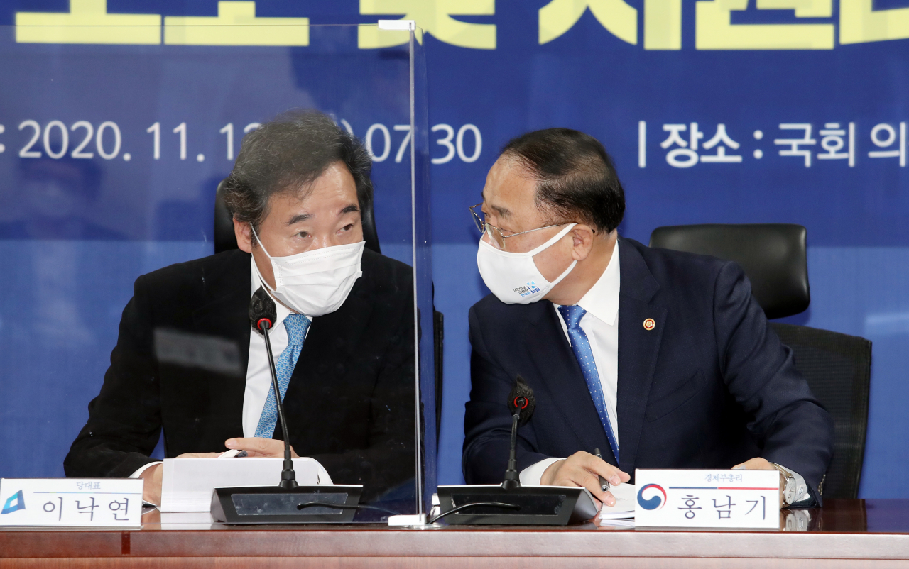 국회가 16일부터 예산안조정소위를 열어 556조원 규모 내년도 예산안의 사업별 감액·증액 심사에 들어간 가운데 각 상임위의 증액 요구액이 11조원을 넘어 심사에 난항이 예상된다. 더불어민주당 이낙연 대표와 홍남기 경제부총리가 지난 12일 국회 의원회관에서 열린 당정청 협의회에서 대화를 나누고 있다. [연합]