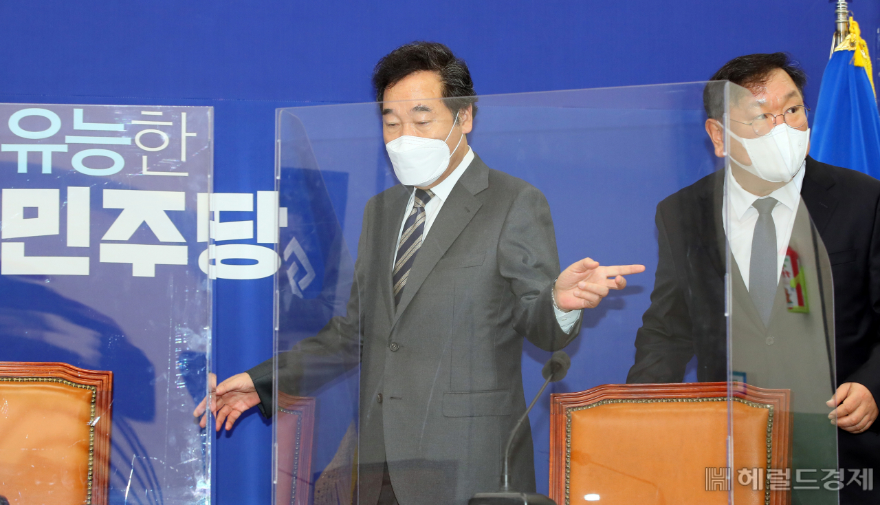 [헤럴드경제=이상섭 기자] 더불어민주당 이낙연 대표(왼쪽)와 김태년 원내대표가 16일 국회에서 열린 최고위원회의에 입장하며 대화하고 있다. babtong@heraldcorp.com