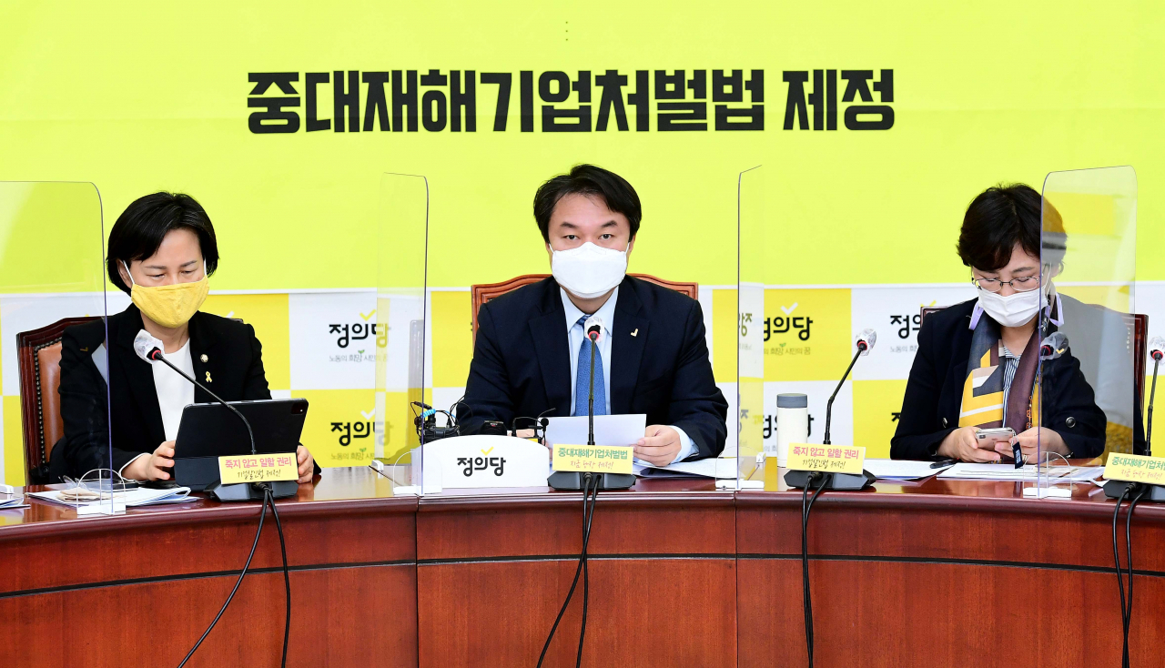 김종철 정의당 대표가 16일 서울 여의도 국회에서 열린 정의당 대표단 회의에서 발언하고 있다. 이상섭 기자/babtong@heraldcorp.com