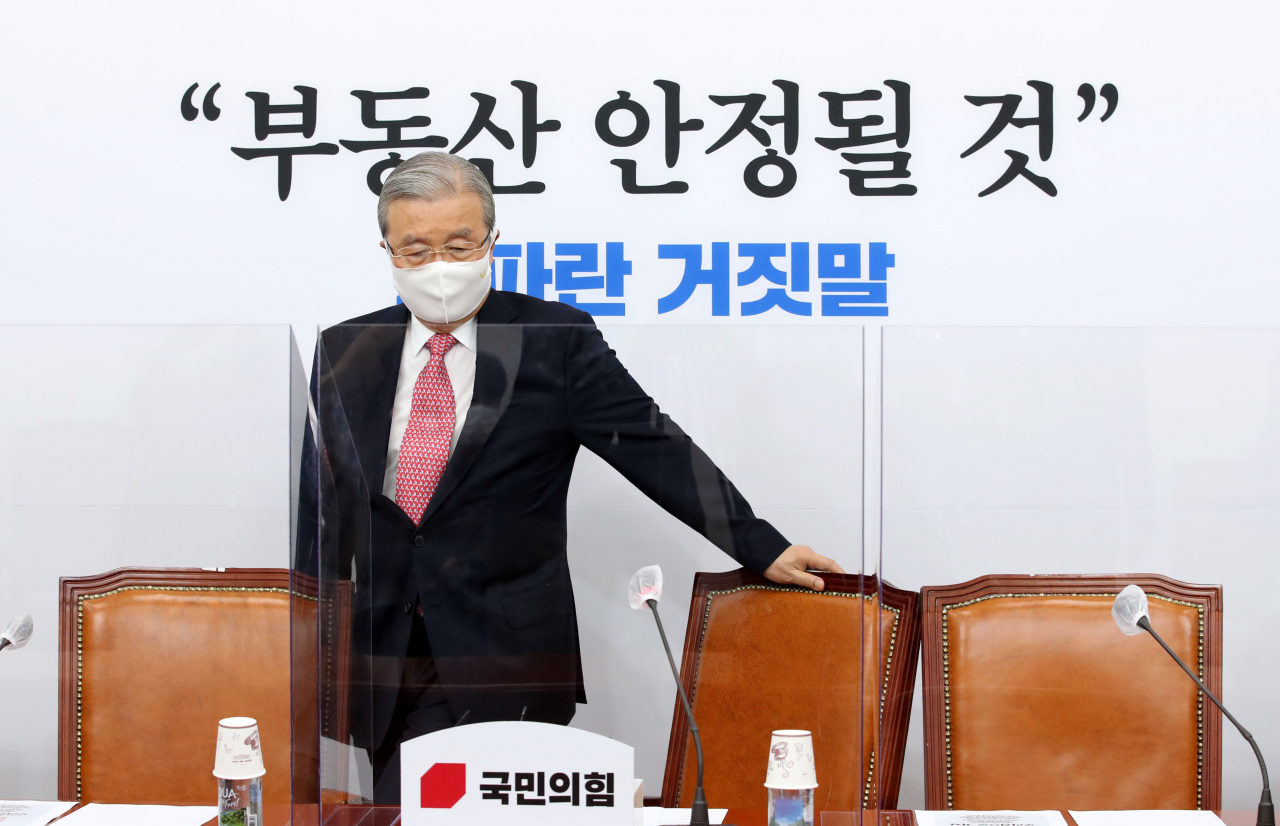 김종인 국민의힘 비상대책위원장이 16일 서울 여의도 국회에서 열린 비상대책위원회의에 참석, 자리에 앉고 있다. [헤럴드경제=이상섭 기자]