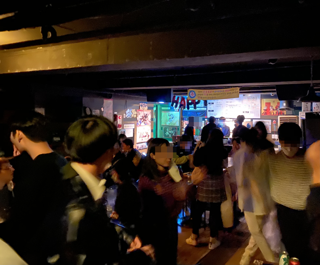 토요일이었던 지난 14일 서울 서대문구의 한 감성주점. 일부 손님이 마스크를 착용하지 않은 채 춤을 추고 있다. 신주희 기자 / joohee@heraldcorp.com