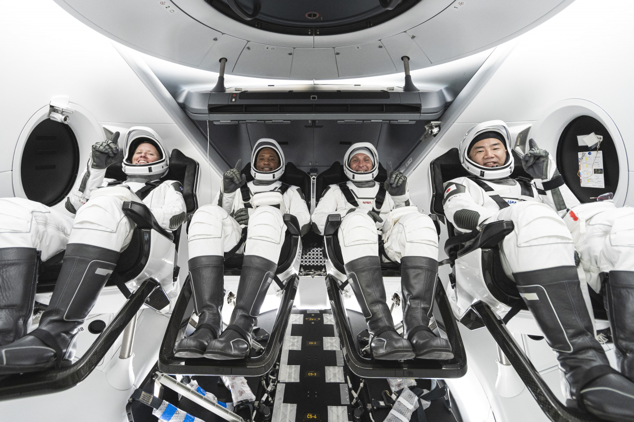 15일(현지시간) 미국 플로리다주 미 항공우주국(NASA)케네디우주센터에서 성공적으로 발사된 유인 캡슐 ‘리질리언스(Resilience·회복력)’에서 우주 비행사들이 환하게 웃고 있다. 왼쪽부터 NASA 소속의 물리학자 새넌 워커, 조종사 빅터 글로버, 선장 마이크 홉킨스 그리고 일본 우주항공연구개발기구(JAXA)의 노구치 소이치. [AP]