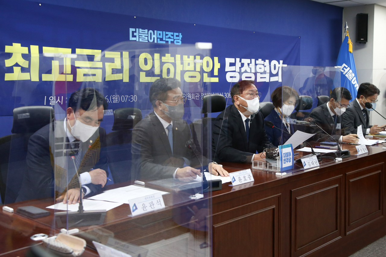 더불어민주당 김태년 원내대표가 16일 국회에서 열린 법정 최고금리 인하방안 당정협의에서 발언하고 있다. 연합뉴스