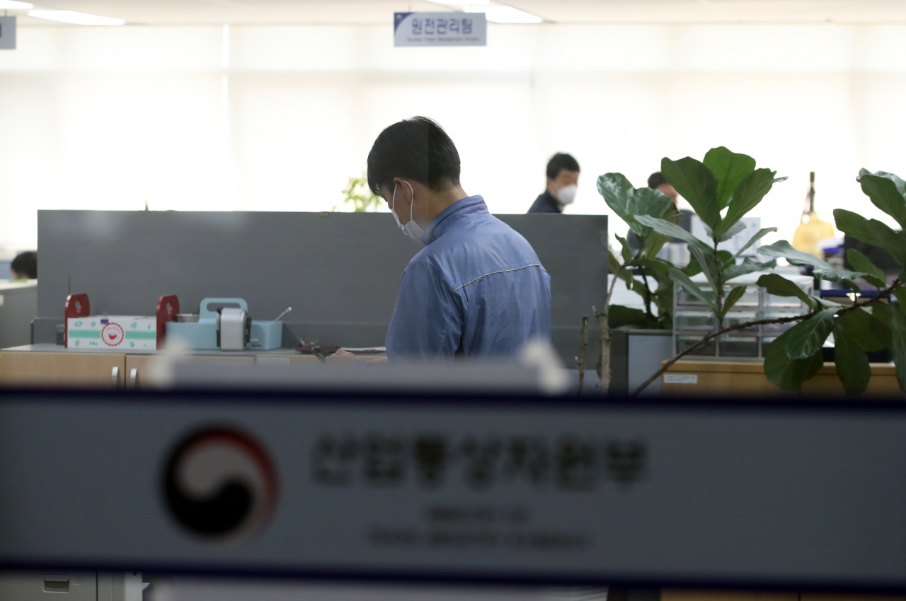 검찰이 '월성 1호기 경제성 평가 조작'과 관련해 산업통상자원부 압수수색에 나선 가운데 5일 정부세종청사 산업통상자원부에서 관계자들이 분주하게 움직이고 있다. 연합뉴스