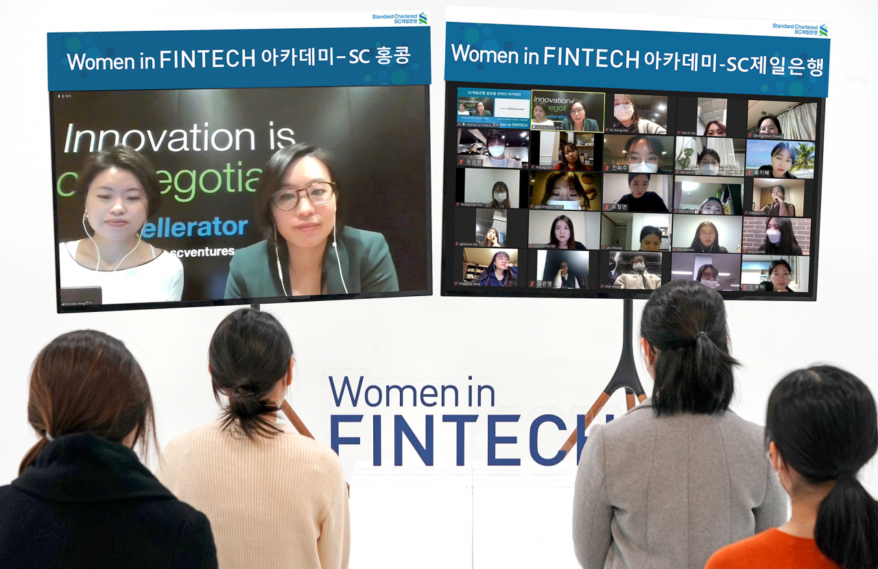 지난 12일 열린 SC제일은행 ‘Women in Fintech 아카데미(우먼인핀테크 아카데미) 글로벌 핀테크 웹 세미나’에서 홍콩스탠다드차타드 핀테크 담당 직원들이 한국의 여성 청년 예비 창업가들을 대상으로 ‘홍콩과 중국 핀테크의 이해’라는 주제로 화상을 통해 강연을 하고 있다. [SC제일은행 제공]