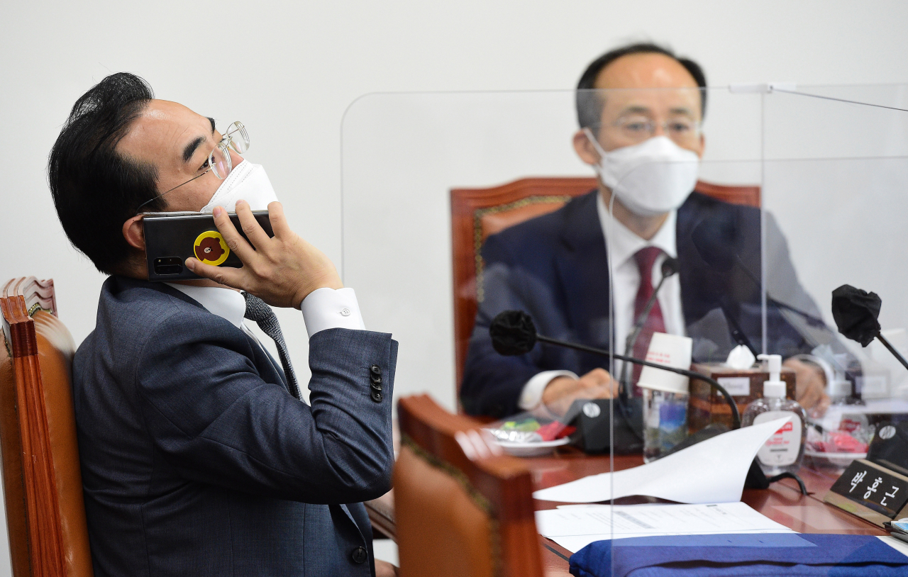 국회 예결위 박홍근 더불어민주당 간사가 12일 국회에서 열린 국회 예산결산특별위원회 결산심사소위원회에서 전화통화를 하고 있다. 이상섭 기자 babtong@heraldcorp.com