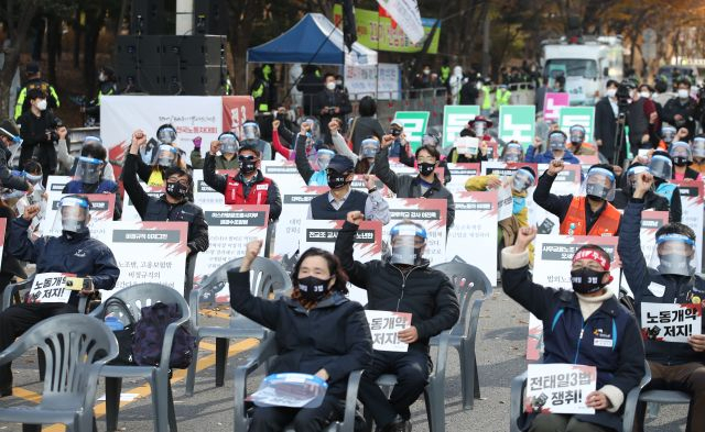 토요일이었던 지난 14일 오후 서울 영등포구 여의도공원 인근에서 열린 ‘전태일 50주기 열사 정신 계승 전국노동자대회’ 모습. [연합]