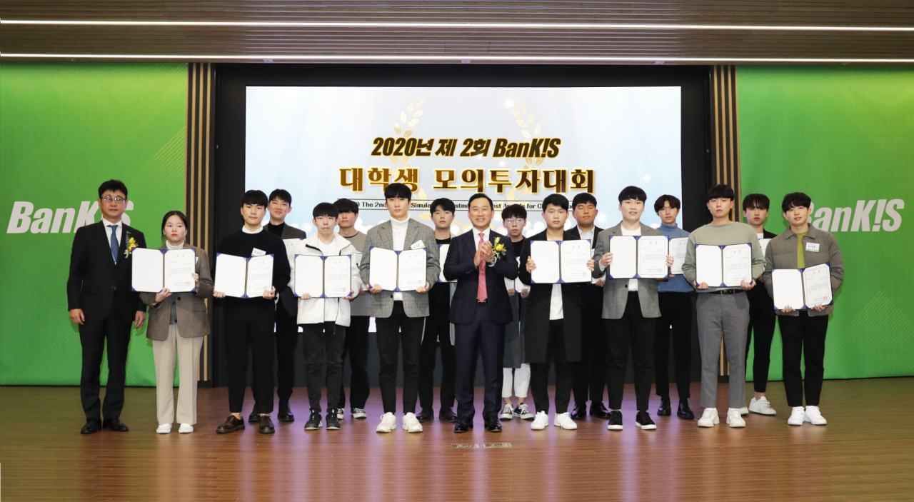 지난 13일 서울 여의도 한국투자증권 본사에서 열린 ‘제2회 뱅키스 대학생 모의투자대회’ 시상식에서 대학생 수상자들이 한국투자증권 김성환 개인고객그룹 부사장(가운데), 최서룡 eBiz본부장(왼쪽 첫번째)과 기념 사진을 촬영했다.[한국투자증권 제공]