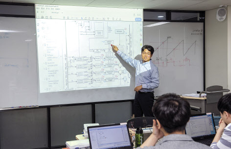 대한상공회의소 서울기술교육센터와 한국생산성본부가 지난 4월부터 중소기업을 대상으로 ‘맞춤형 직무개발’ 컨설팅을 하고 있다. [한국생산성본부 제공]