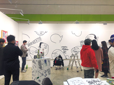 전시장 곳곳에서 드로잉 퍼포먼스가 한창이다.