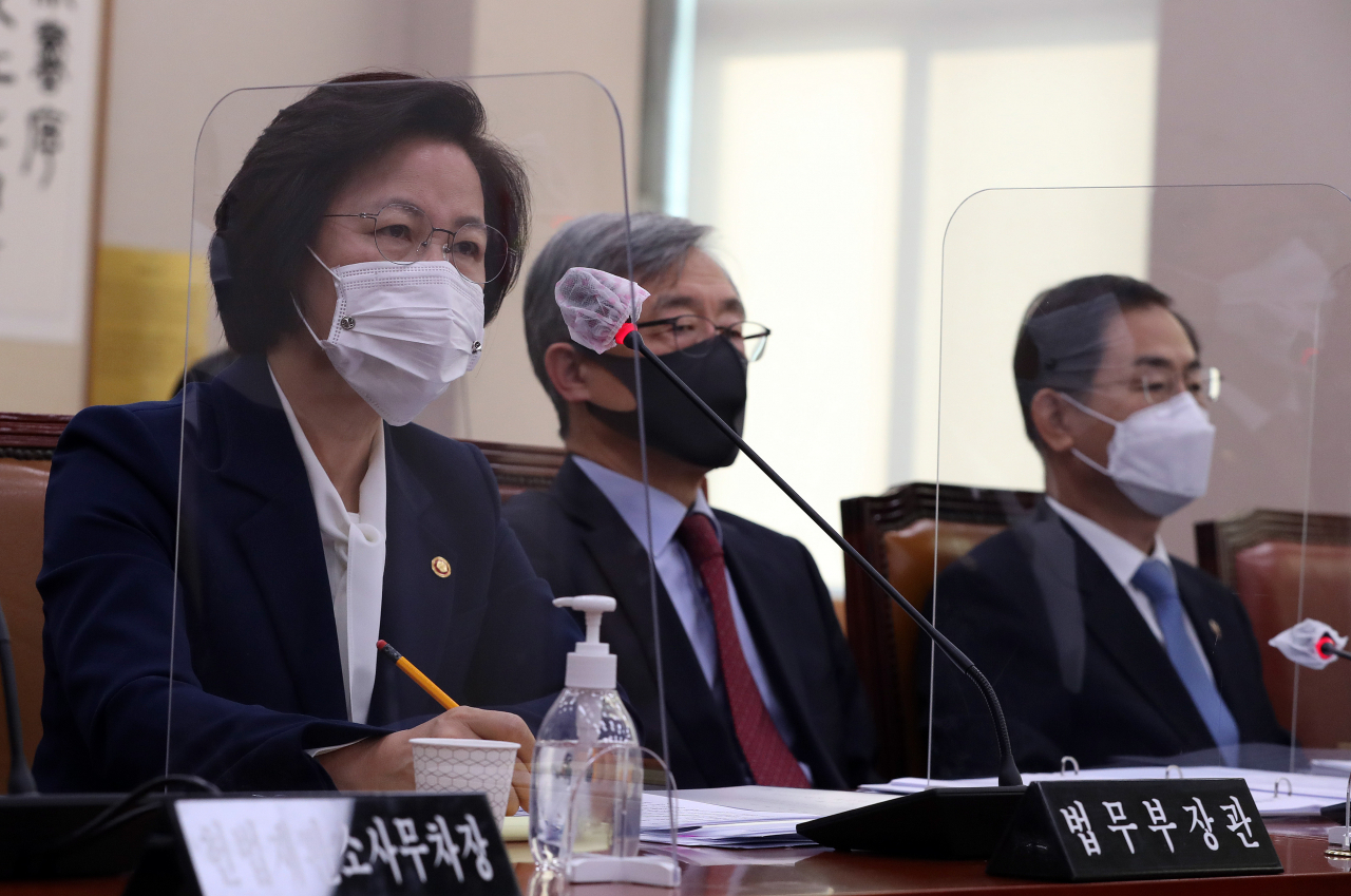 추미애 법무부 장관이 16일 오전 서울 여의도 국회에서 열린 법제사법위원회 전체회의에 출석해 의원들 질의에 답하고 있다. 왼쪽부터 추미애 법무부 장관, 최재형 감사원장, 조재연 법원행정처장. 이상섭 기자/babtong@heraldcorp.com