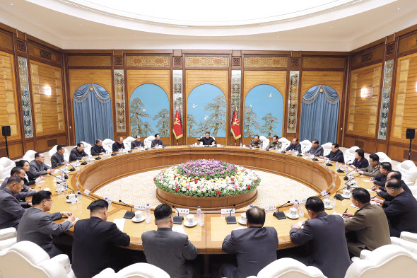 북한은 15일 김정은 국무위원장 주재로 당 중앙위원회 정치국 확대회의를 개최했다고 노동신문이 16일 보도했다. 이날 회의에서는 평양의대 당위원회의 범죄행위를 비판하고 신종 코로나바이러스 감염증(코로나19) 방역 강화 방안이 논의됐다. 김 위원장의 여동생인 김여정(하얀 원) 당 제1부부장의 모습도 포착됐다. [노동신문=뉴스1]