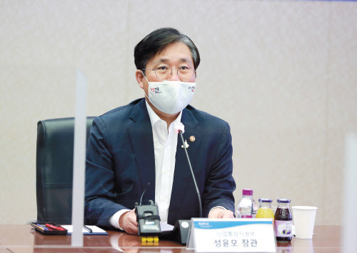 성윤모(사진) 산업통상자원부 장관은 16일 “새로운 경제질서로 자리 잡을 탄소중립 시대에 대비해 친환경·저탄소 중심으로 산업구조를 혁신하겠다”고 강조했다.
성 장관은 이날 서울 중구 대한상공회의소에서 주요 민간 연구기관장들과 ‘산업전략 대화’를 열고 이같이 말했다. 코로나19 장기화에 따른 산업별 영향을 진단하고 미국 대선, 탄소중립 등 최근 여건 변화에 대응하는 산업전략을 모색하는 자리다.
성 장관은 코로나로 인해 ‘집콕 소비’ 확대와 디지털 경제라는 새로운 기회가 생겨나고, 기후변화 위기에 대한 재인식으로 탄소중립의 중요성이 더욱 커졌다”면서 “미국의 조 바이든 대통령 당선인이 탄소중립 등 친환경 정책을 적극적으로 추진하면서 미국산업 보호와 제조업 육성 기조를 유지할 것으로 전망된다”고 말했다.
성 장관은 이와 같은 변화에 대응해 ▷산업구조 혁신 ▷산업활력 제고 ▷연대와 협력 등 ‘3대 산업전략’을 추진하겠다고 밝혔다. 우선, 철강·석유화학 등 주력산업은 혁신 기술 개발을 통해 환경 친화형으로 전환하고, 바이오·미래차 등 저탄소 신산업을 적극적으로 육성하기로 했다.
또 주력산업에 데이터, 5G, 인공지능(AI) 등 디지털 기술을 접목해 고부가철강, 자율운항선박 등 새로운 제품 및 서비스를 개발한다는 계획이다. 산업활력 회복을 위해선 한국판 뉴딜을 속도감 있게 추진하고 바이오·미래차·시스템반도체 등 빅3 신산업 육성에 주력할 방침이다. 배문숙 기자