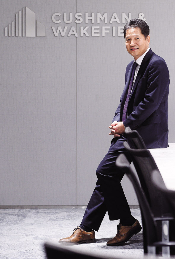 황점상 쿠시먼앤드웨이크필드 코리아 대표는 코로나19 이후에도 서울 오피스 수요는 줄지 않을 것이라고 내다봤다.이상섭 기자
