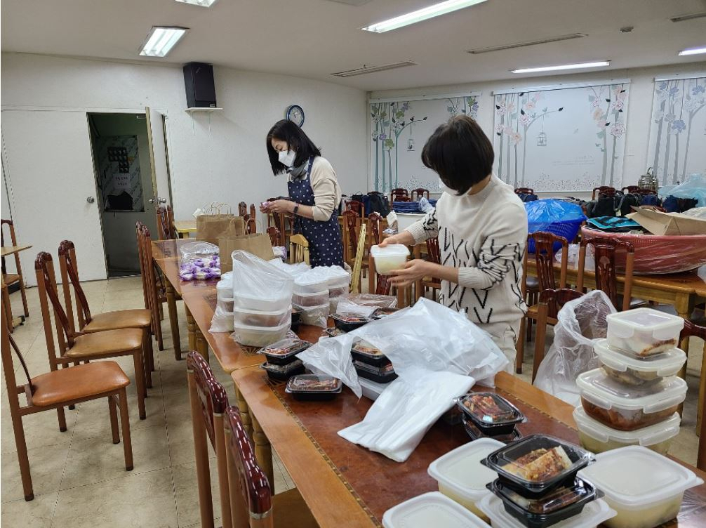 죽전2동 로뎀교회 관계자들이 취약계층 15가구에 전달할 반찬을 만들어 담고있다. [용인시 제공]