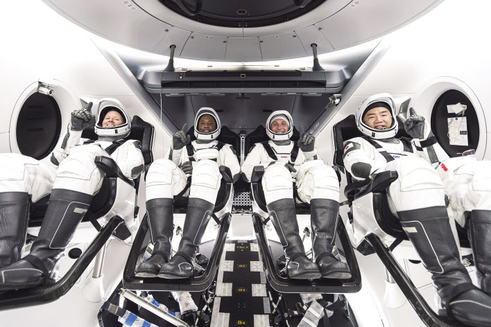 15일(현지시간) 미국 플로리다주 미 항공우주국(NASA)케네디우주센터에서 성공적으로 발사된 유인 캡슐 ‘리질리언스(Resilience·회복력)’에서 우주 비행사들이 환하게 웃고 있다. 왼쪽부터 NASA 소속의 물리학자 새넌 워커, 조종사 빅터 글로버, 선장 마이크 홉킨스 그리고 일본 우주항공연구개발기구(JAXA)의 노구치 소이치. [AP]