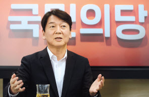 안철수 국민의당 대표가 지난 13일 서울 영등포구 국민의당 당사에서 본지와 인터뷰를 하고 있다. 이상섭 기자