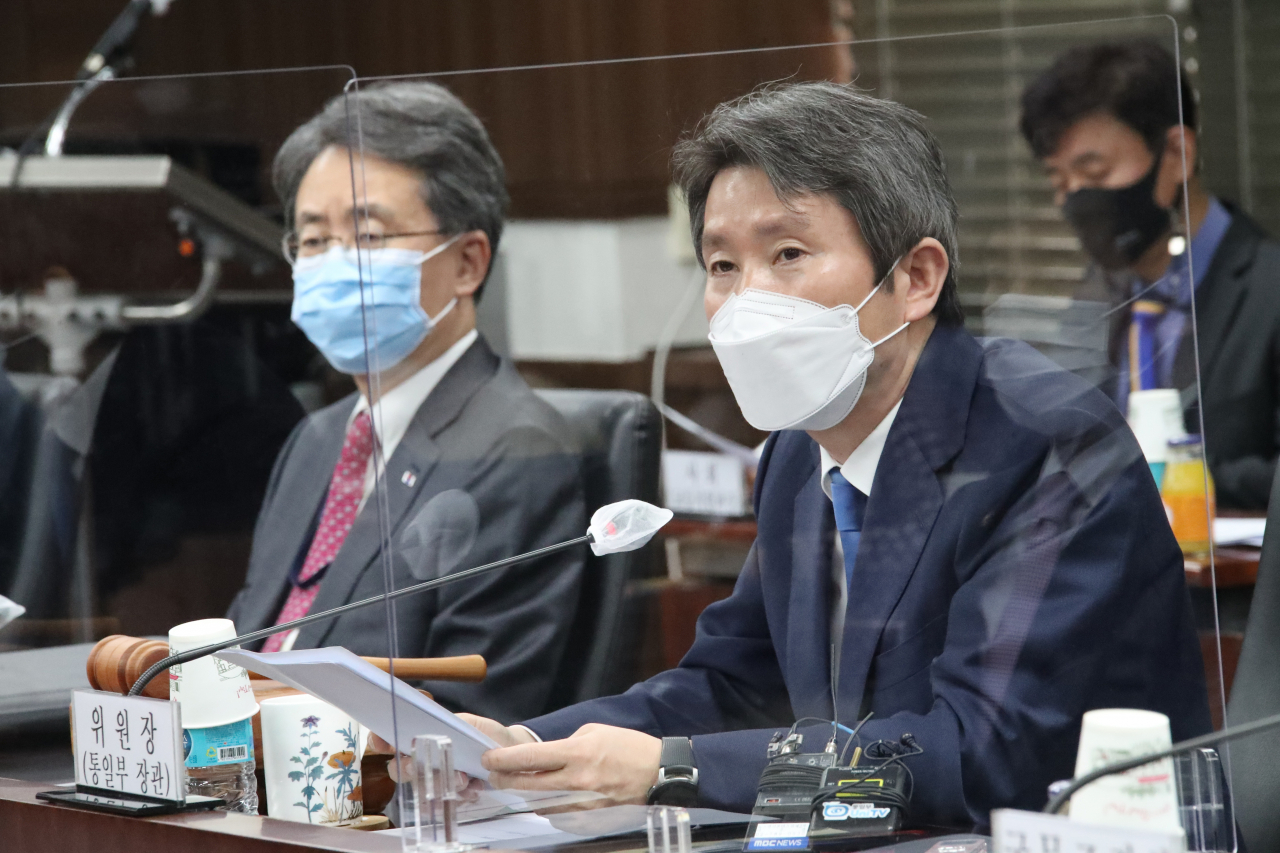 이인영 통일부 장관(오른쪽)은 16일 정부서울청사에서 열린 제317차 남북교류협력추진협의회에서 정부의 남북합의 이행 의지를 재확인하면서 북한의 ‘통큰 결단’을 촉구했다. [연합]
