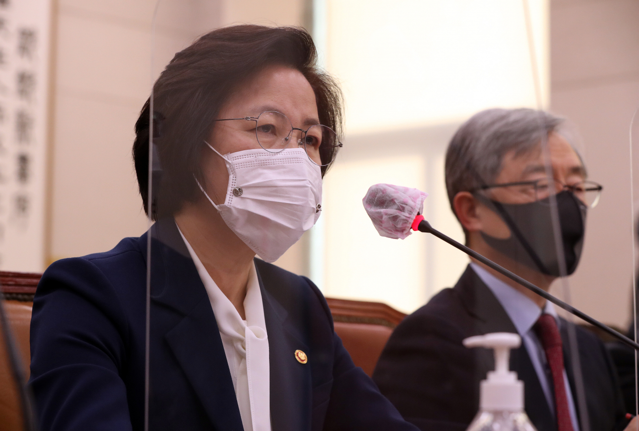 추미애 법무부 장관이 16일 오전 서울 여의도 국회에서 열린 법제사법위원회 전체회의에 출석해 의원들 질의에 답하고 있다. [연합]
