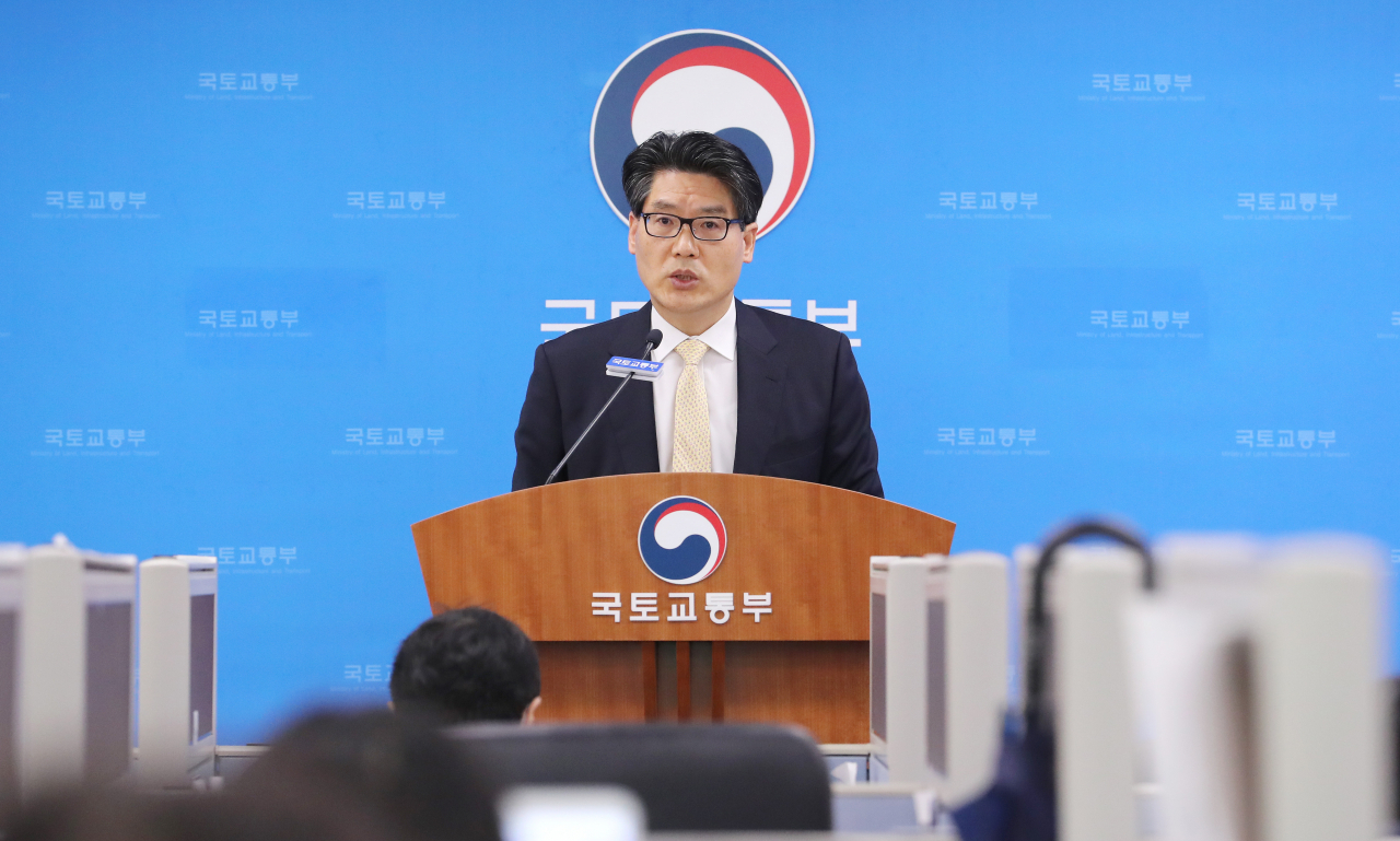 김상도 국토교통부 항공정책실장이 16일 오전 세종시 정부세종청사에서 대한항공의 아시아나 항공 인수와 관련해 백브리핑을 통해 설명하고 있다. [연합뉴스]