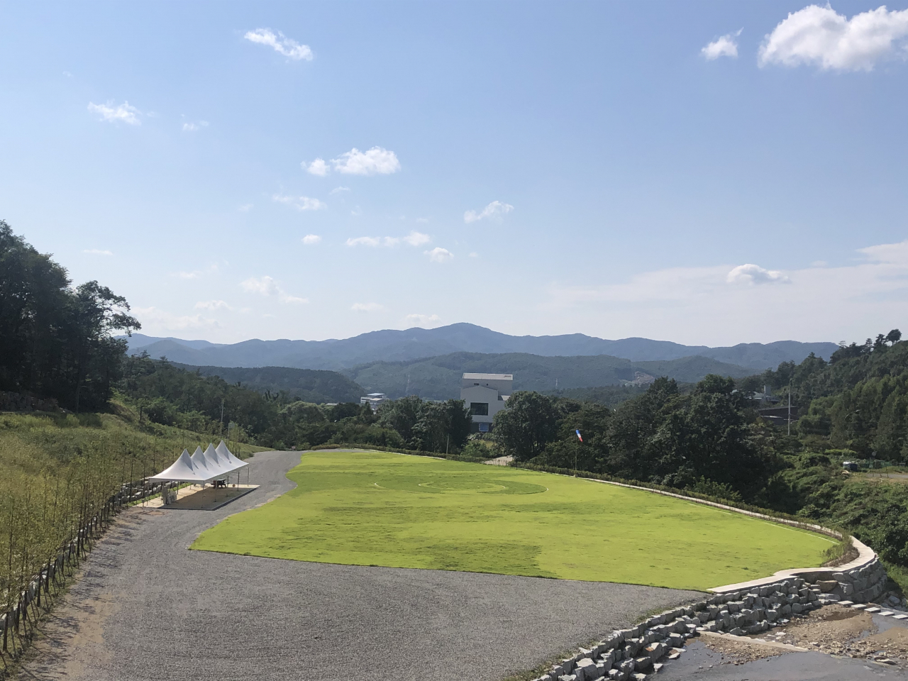 용인자연휴양림에 패러글라이딩 착륙장을 조성했다. [용인시 제공]