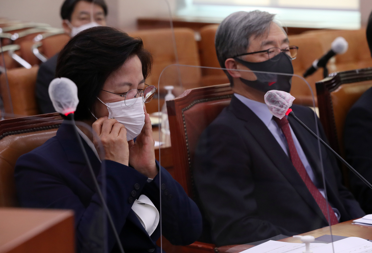 추미애 법무부 장관이 16일 오전 서울 여의도 국회에서 열린 법제사법위원회 전체회의에 출석해 마스크를 고쳐쓰고 있다. [연합]