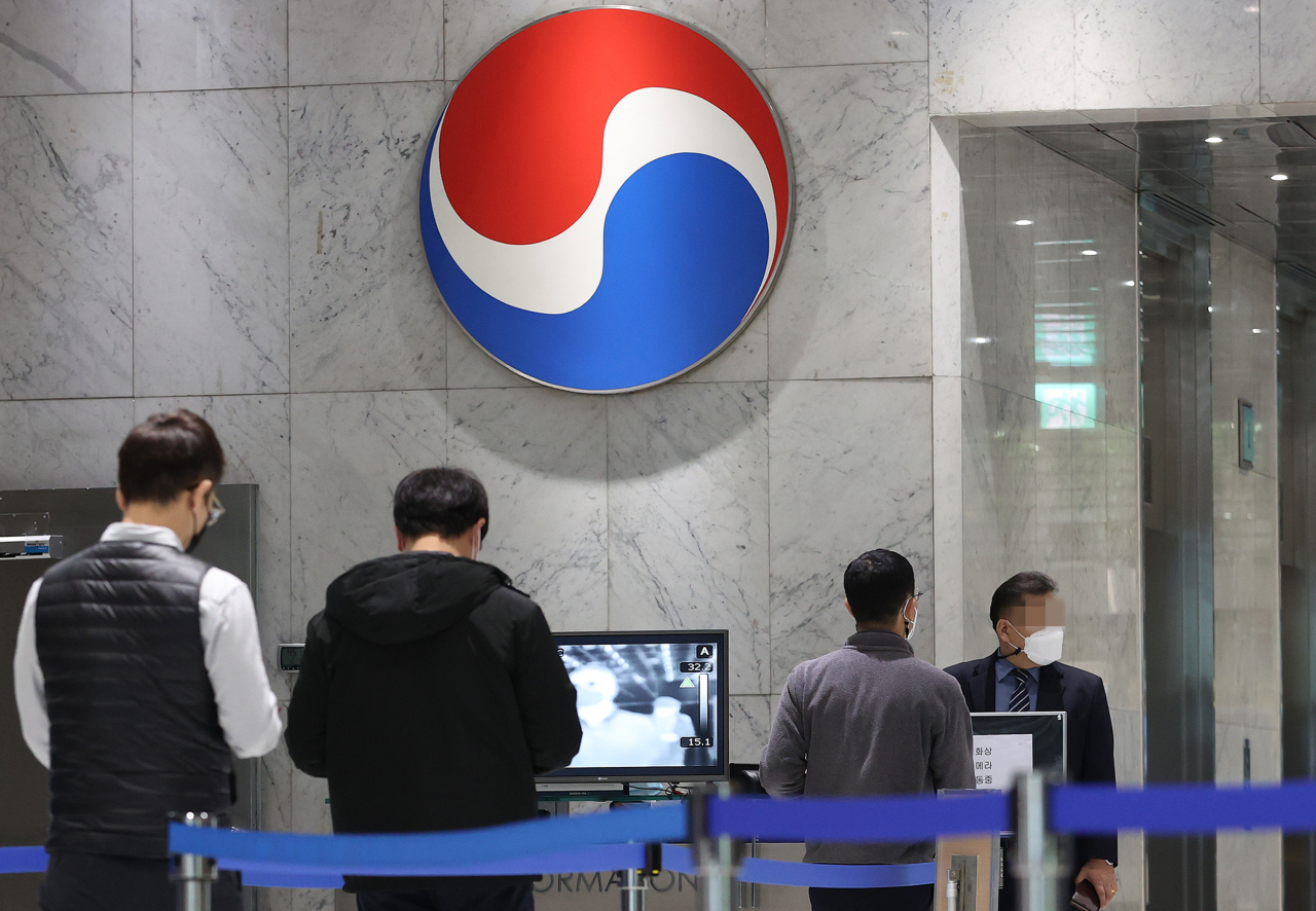 한진칼 이사회가 열린 16일 오전 서울 중구 대한항공 서소문 사옥에서 관계자가 이동하고 있다. 이날 산업은행이 대한항공의 아시아나항공 인수 추진을 위해 8천억원을 투입하기로 했다. 산은이 대한항공 모회사인 한진칼에 제3자 배정 유상증자로 5천억원을 투입하고, 3천억원 규모의 교환사채(EB)를 인수하는 방식이다. 연합뉴스