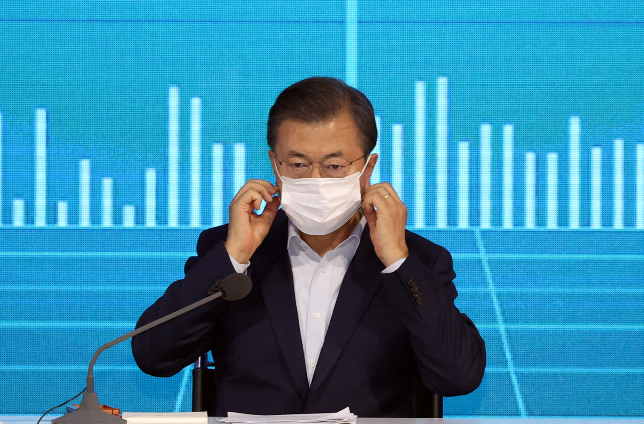 문재인 대통령이 16일 오후 서울 동대문디자인플라자에서 열린 제3차 한국판 뉴딜 전략회의에 참석, 발언을 위해 마스크를 벗고 있다. [연합]