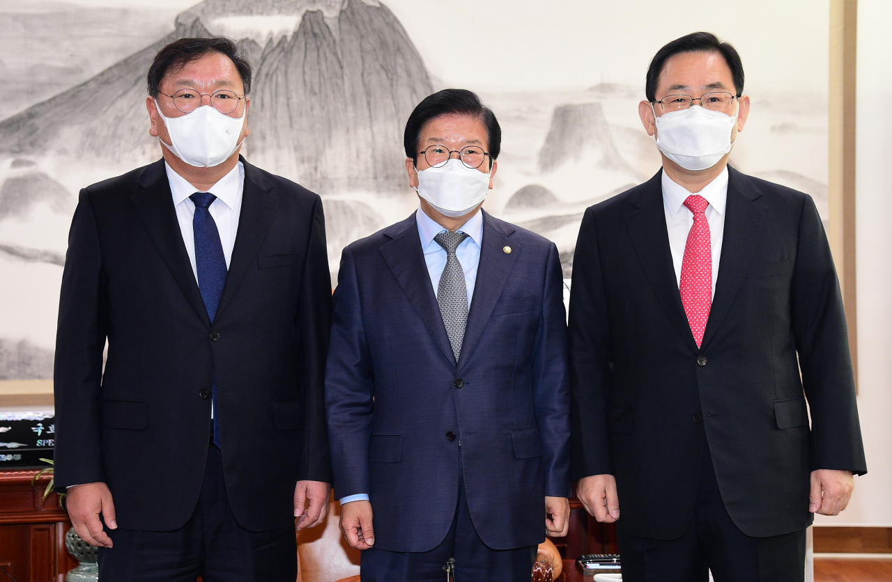 박병석 국회의장(가운데)과 김태년 더불어민주당 원내대표(왼쪽), 주호영 국민의힘 원내대표가 16일 국회 의장실에서 정례 회동을 하고 있다.[헤럴드경제=이상섭 기자]