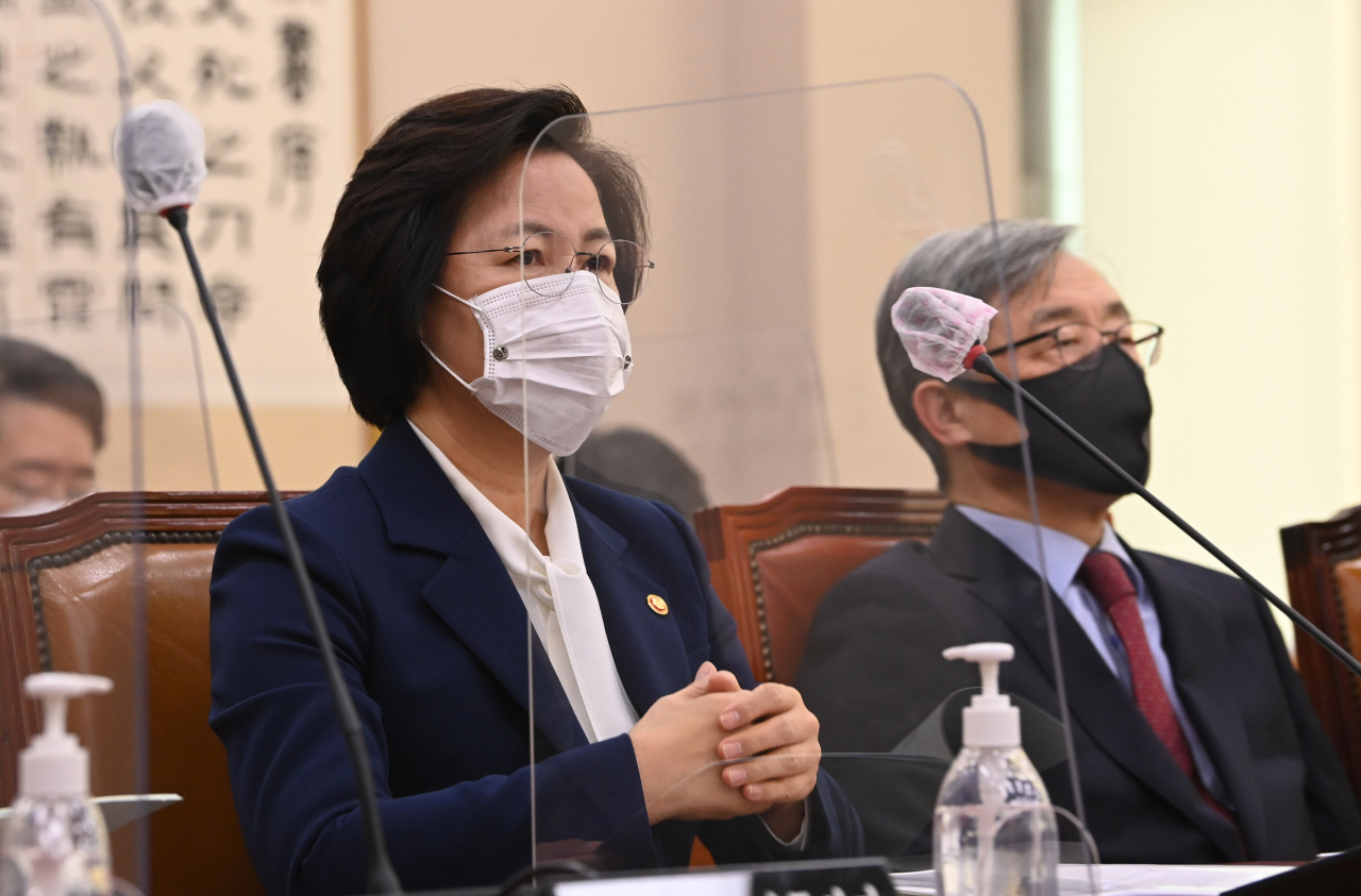 추미애 법무부 장관과 최재형 감사원장이 16일 오전 국회에서 열린 법제사법위원회 전체회의에 참석해 있다. [연합]