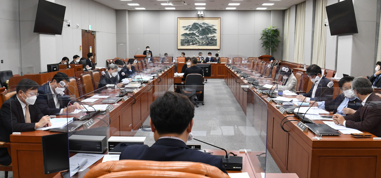 The National Assembly Special Committee on Budget & Accounts convene for a meeting Monday inside the parliamentary building in Yeouido, western Seoul. (Yonhap)