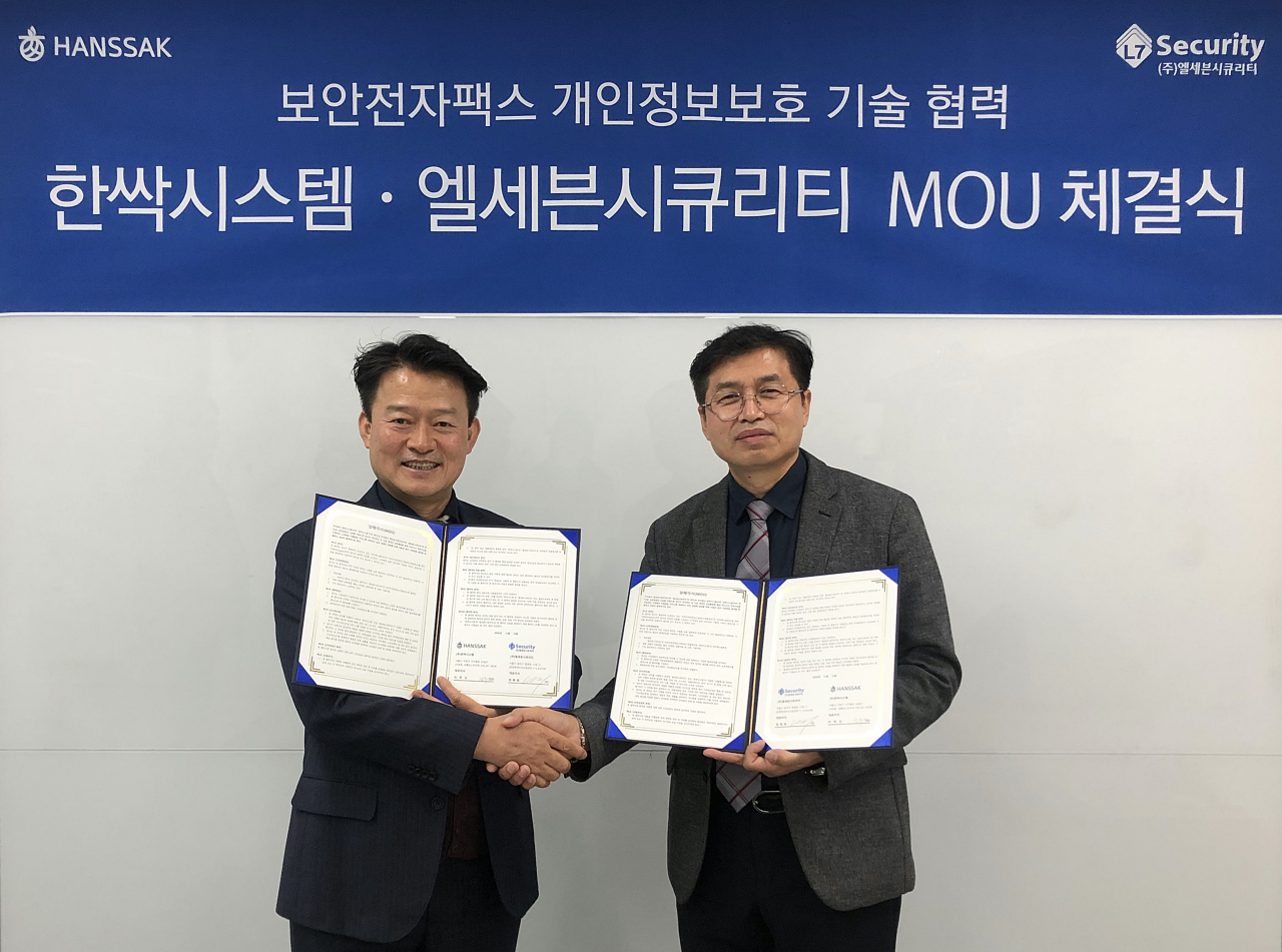 이주도 한싹시스템 대표이사(왼쪽)와 최복희 엘세븐시큐리티 대표이사(오른쪽)가 MOU 체결 후 기념사진을 촬영하고 있다. [한싹시스템 제공]