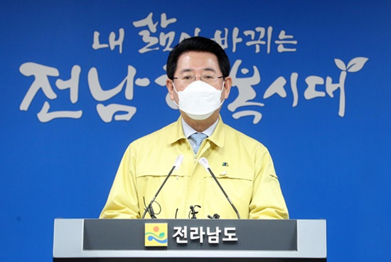 김영록 전남지사가 16일 코로나19 상황 브리핑을 갖고 있다. [전남도 제공]