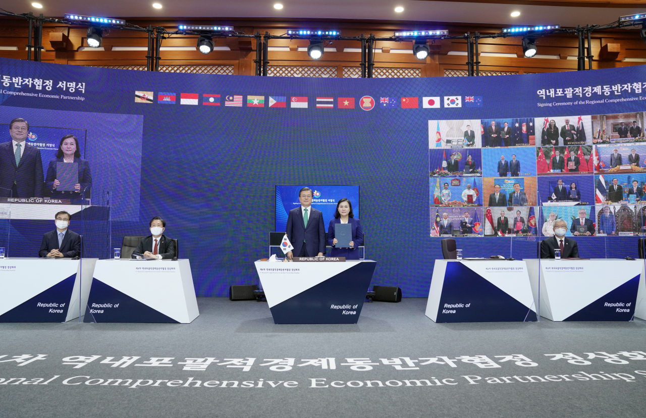 President Moon Jae-in and leaders and trade ministers of 15 Asia-Pacific nations pose after signing the Comprehensive Economic Partnership deal on Sunday. (Yonhap)