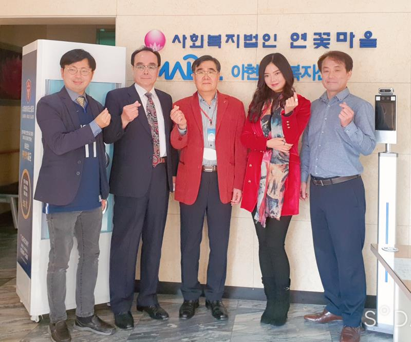 한국기자연합회 이창열 회장〈사진 중앙〉을 비롯해 양승관 사무총장, 김태훈 사무국장, 최은미 사외이사(한국열린사이버대학 교수), 한상대 사외이사(대한민국 제5대 국새장인) 등이 아현노인복지센터에 방역기자재를 기증하고 기념사진을 직고 있다.